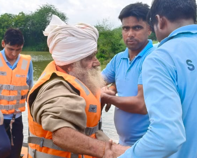 Bhind News : सिंध नदी में जलस्तर बढ़ने से डूबा राम-जानकी मंदिर, तेज बहाव में फंसे पुजारी को SDRF ने किया रेस्क्यू