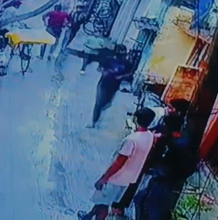 Indore News : नशे के सौदागर की खुलेआम गुंडागर्दी, चाकू से युवक पर हमला, CCTV फुटेज वायरल