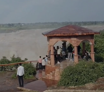 Reva News : टूरिज्म कांक्लेव आयोजन के बाद पूर्वा फाल पहुंचे वसूली भाई, वीडियो हुआ वायरल