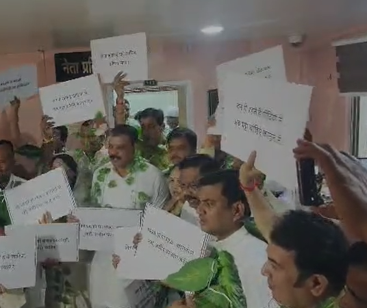 MP Politics :नेता प्रतिपक्ष उमंग सिंघार के नेतृत्व में वन पट्टों को लेकर प्रदर्शन, फूल पत्ती पहनकर गांधी प्रतिमा के सामने किया नारेबाजी