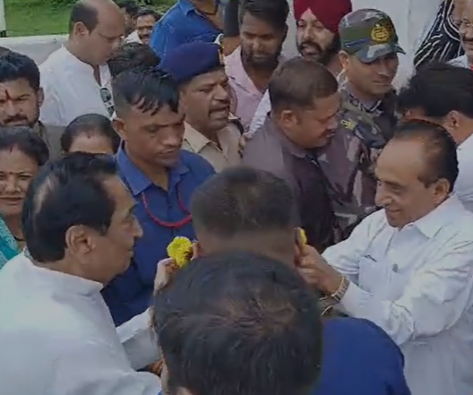 Chhindwara News :तीन दिवसीय दौरे पर छिंदवाड़ा पहुंचे पूर्व सीएम कमलनाथ, मीडिया से बोले– प्रदेश में खाद संकट गहराया, आदिवासी ज़मीनों पर हो रहा कब्जा