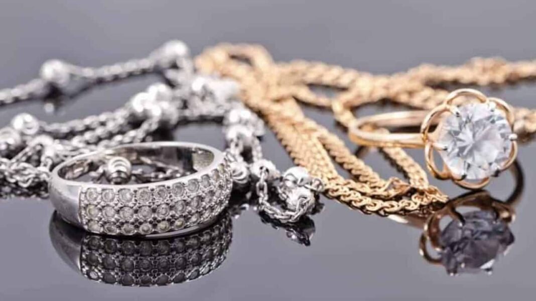 Gold and Silver Price : सोने की रफ्तार में आग! चांदी भी नहीं पीछे, 2025 में नया रिकॉर्ड तय