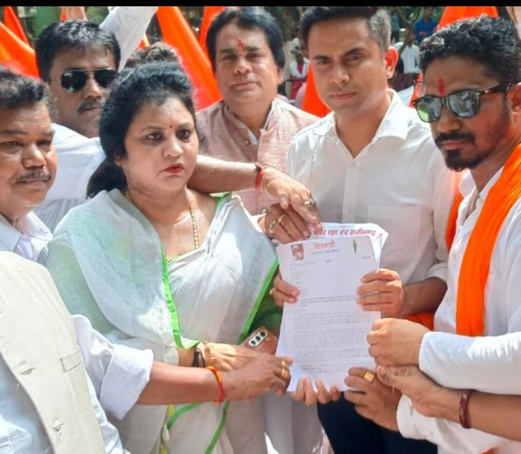 Population Control Law : जनसंख्या नियंत्रण कानून की मांग को लेकर राष्ट्रीय हिंदू फ्रंट ने जिलाधीश को सौंपा ज्ञापन, रायपुर में हुआ पैदल मार्च