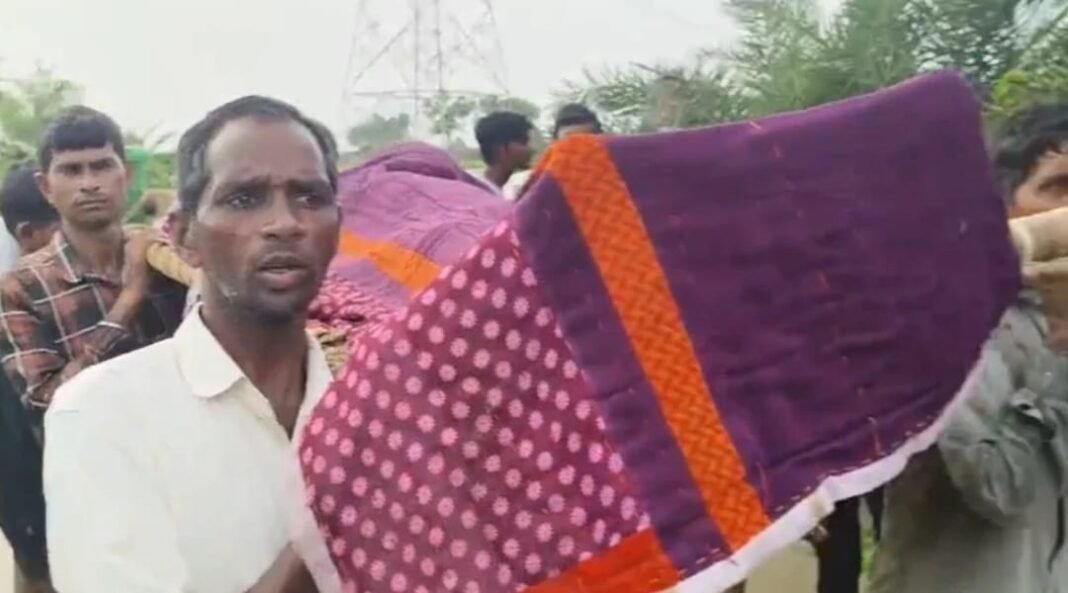 MP News : सिस्टम ने नहीं, खटिया ने उठाया बोझ-बारिश में फंसे गांव में इलाज से पहले दम तोड़ गया प्रताप