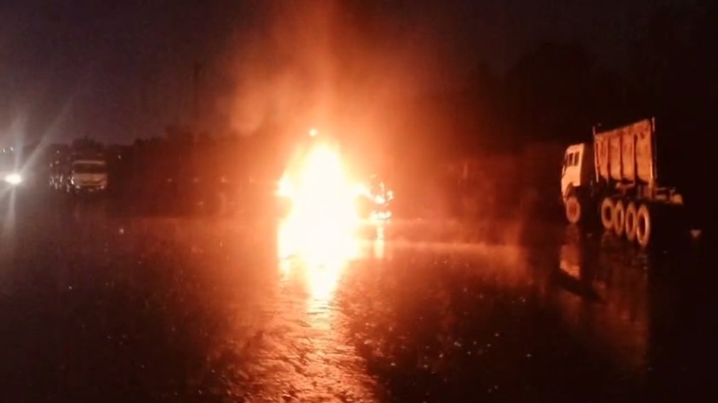 CG News : बारिश के बीच खड़े ट्रेलर में लगी आग, लपटों से मचा हड़कंप, देखें VIDEO