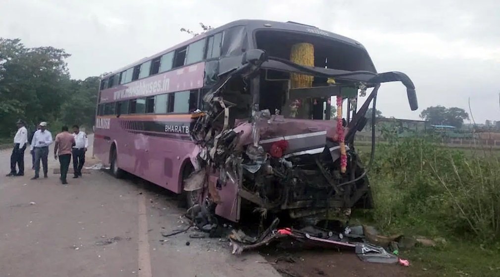 CG ACCIDENT : भीषण सड़क हादसा, खड़े ट्रक से टकराई यात्री बस, चालक और महिला हेल्पर की मौत