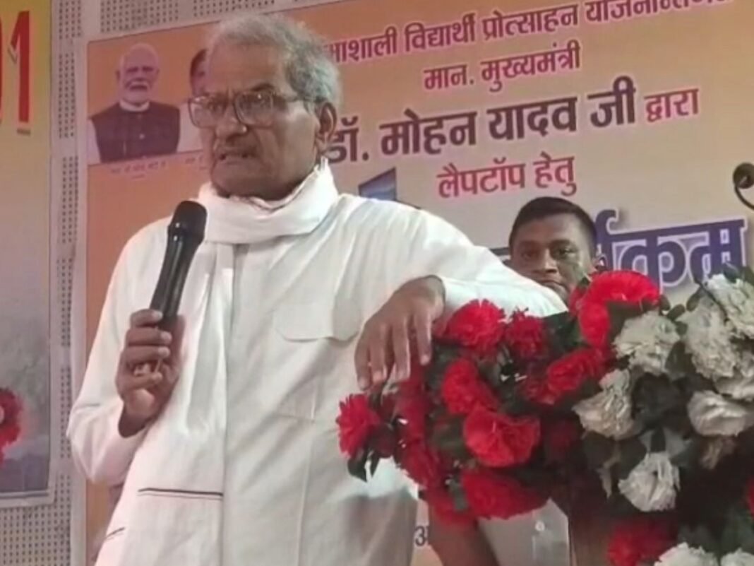 रीवा: सांसद का विवादित बयान, “लैपटॉप नहीं खरीदा तो पिता चोंगी (गांजा) फूंक लेंगे”