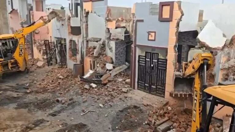 बुलडोजर का कहर : राजधानी रायपुर में अवैध कॉलोनियों पर चली जेसीबी, 16 मकान जमींदोज, प्लॉटिंग माफिया फरार