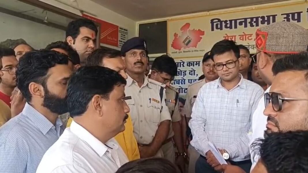 Protest Against Police Action : हरदा प्रकरण पर गरमाई करणी सेना, सीहोर कलेक्ट्रेट का घेराव कर सौंपा ज्ञापन — दी उग्र आंदोलन की चेतावनी