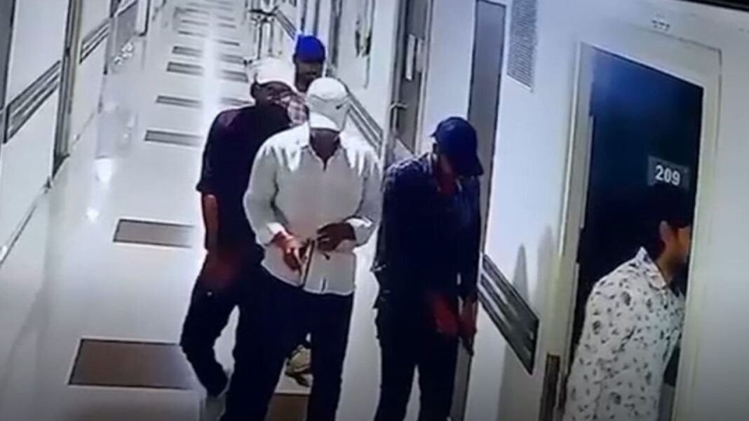 Gangster : पटना के पारस अस्पताल में गैंगस्टर की आईसीयू में गोली मारकर हत्या, सीसीटीवी में कैद हुई वारदात