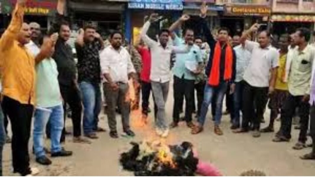 Bastar Mahua Moitra Controversy : महुआ मोइत्रा के बयान पर बस्तर में भड़का आदिवासी समाज, कोंडागांव में हुआ पुतला दहन