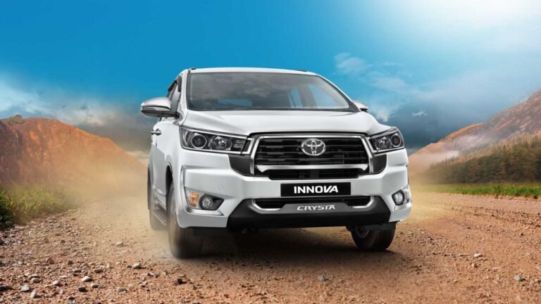 Innova Crysta की कीमत में ₹26,000 का झटका – क्यों और किसे लगेगा सबसे ज़्यादा