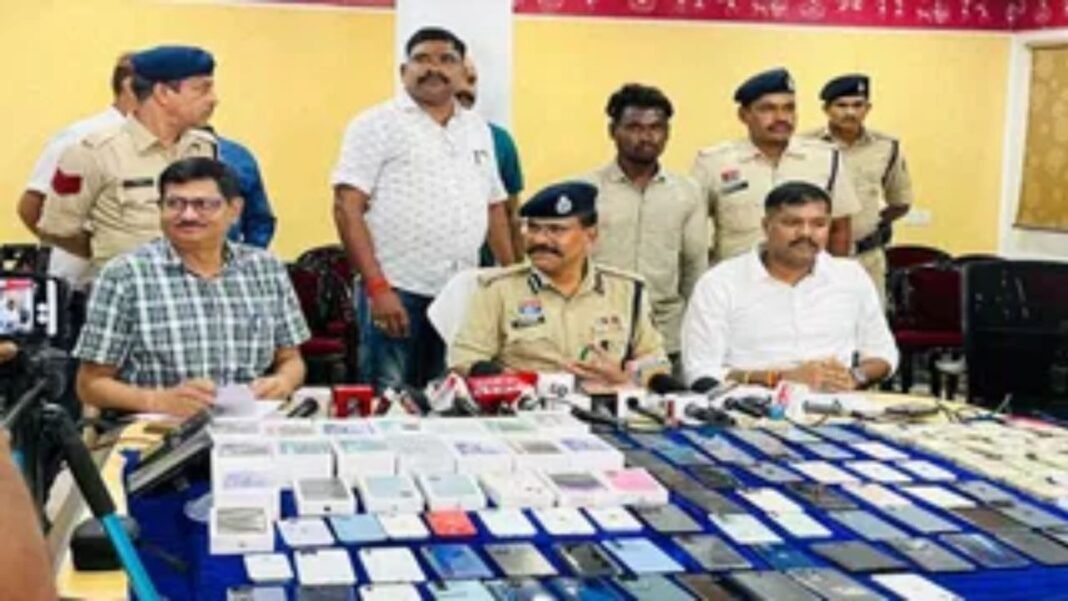 CG Crime : रायपुर मोबाइल शॉप चोरी कांड का पर्दाफाश-नागपुर से 4 गिरफ्तार, 87 मोबाइल-20 हज़ार नकद और दो एक्टिवा बरामद