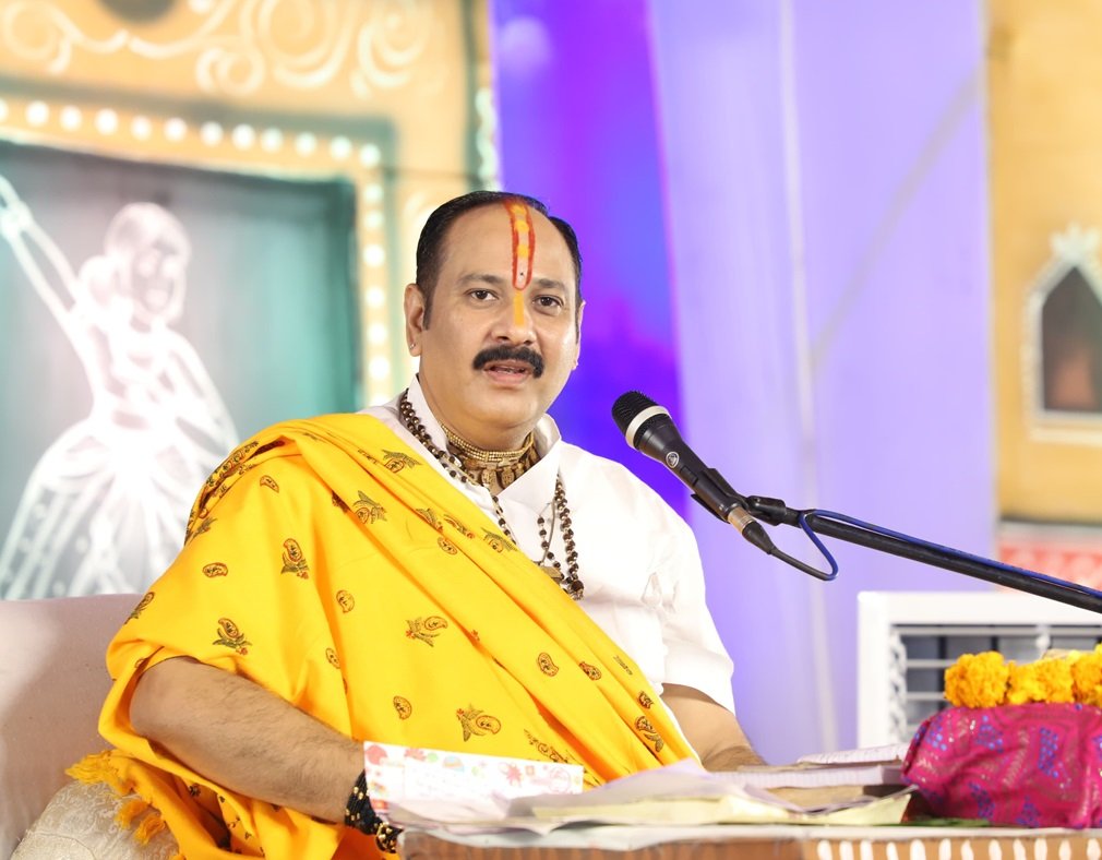 Pradeep Mishra : कुबेरेश्वरधाम पर पांच दिवसीय श्री शिवमहापुराण में उमड़ा आस्था का सैलाब, एक लोटा जल शिव तत्व का अर्पण परिवार के सदस्य को पाप से मुक्त करता : प्रदीप मिश्रा