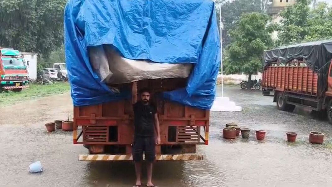 CG NEWS: बिना दस्तावेज ट्रक से भारी मात्रा में पान मसाला और तंबाकू जब्त, पुलिस की बड़ी कार्रवाई