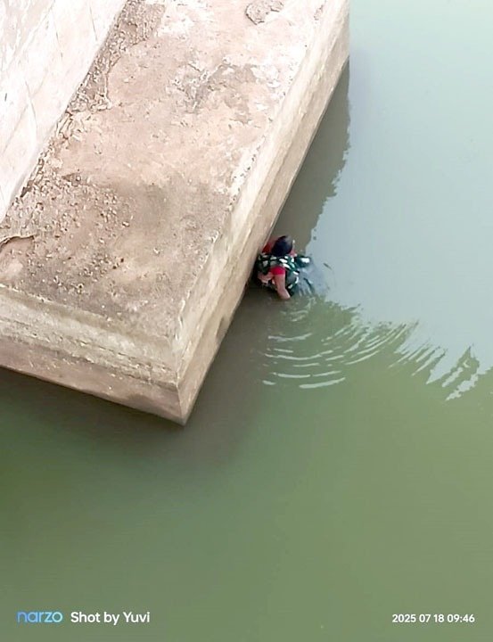 Rajim : महानदी पुल से महिला ने लगाई छलांग, पुलिस और गोताखोरों ने बचाई जान