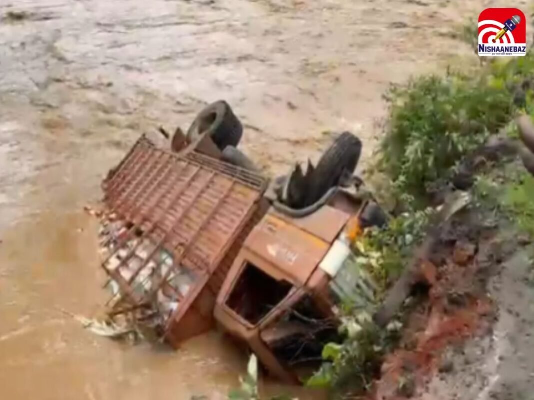 बलरामपुर: उफनती नदी में पलटा ट्रक, चालक-परिचालक समेत 5 लोग बाल-बाल बचे