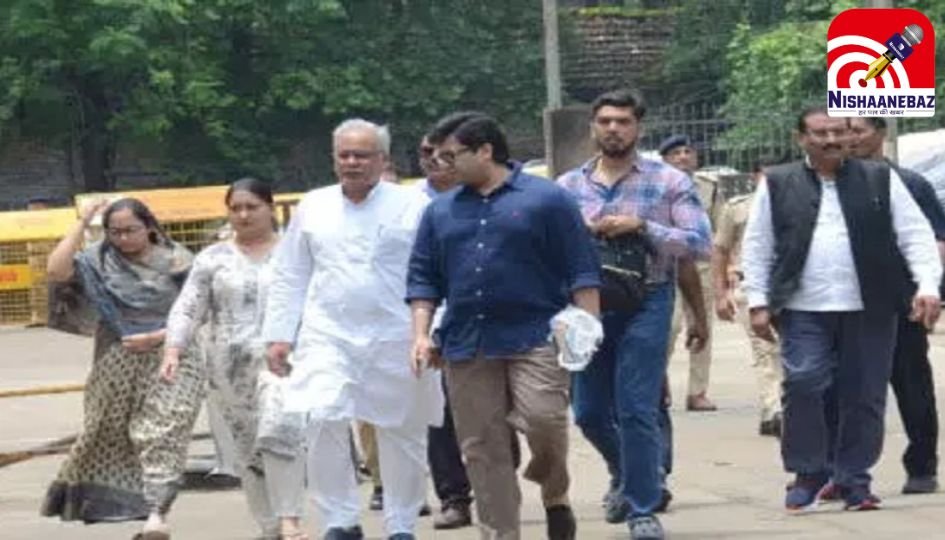 भूपेश बघेल का बड़ा बयान : बेवजह बेटे को फंसाया जा रहा, चैतन्य से मिलने सपरिवार पहुंचे ईडी दफ्तर…