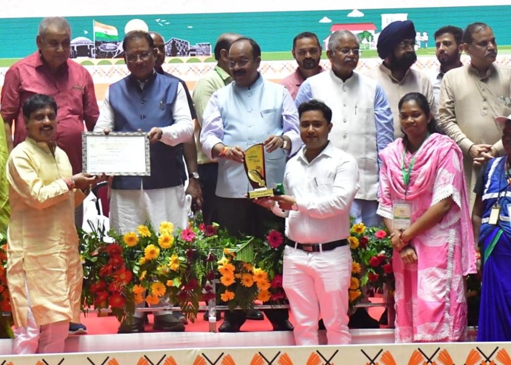 CG NEWS : जनता और नगर पंचायत की मेहनत से घरघोड़ा ने फिर रचा स्वच्छता में इतिहास, मुख्यमंत्री के हाथों घरघोड़ा नगर सम्मानित