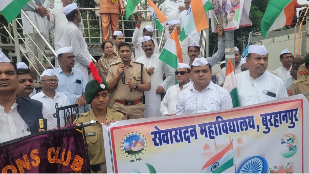 Burhanpur News : बुरहानपुर में सेवा सदन शिक्षा समिति की सबसे बड़ी तिरंगा यात्रा, हजारों छात्र-शिक्षकों ने बढ़ाया देशभक्ति का जोश