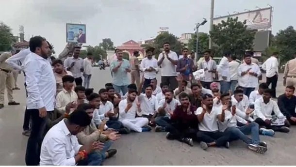 RAIPUR NEWS : रायपुर में फर्जी वोटर के आरोप पर एनएसयूआई का हंगामा, पुलिस से धक्का-मुक्की, शास्त्री चौक पर चक्काजाम जैसी स्थिति