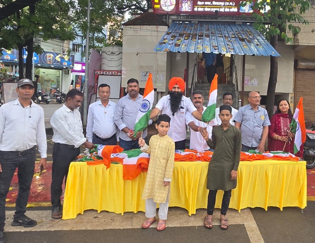 CG NEWS : हर घर तिरंगा अभियान: नेहरू नगर चौक पर भाजपा कार्यकर्ताओं ने बांटे ध्वज, घर-घर पहुंचा तिरंगे का संदेश