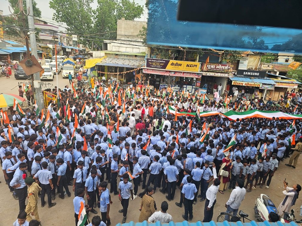 CG NEWS : घरघोड़ा में तिरंगा यात्रा संपन्न : गणमान्य नागरिकों व सभी स्कूलों के छात्र – छात्राओं ने निभाई महत्वपूर्ण भूमिका