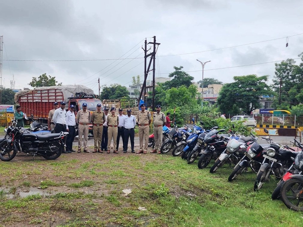 dhaar News : यातायात नियमों की अनदेखी पर पुलिस की सख्त कार्रवाई, 40 वाहनों के चालान