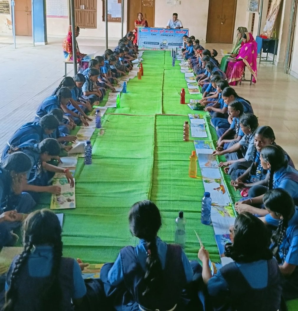 CG News : छत्तीसगढ़ रजत जयंती पर घरघोड़ा कन्या शाला में सामूहिक पुस्तक वाचन कार्यक्रम, छात्राओं-पालकों ने बढ़-चढ़कर लिया हिस्सा