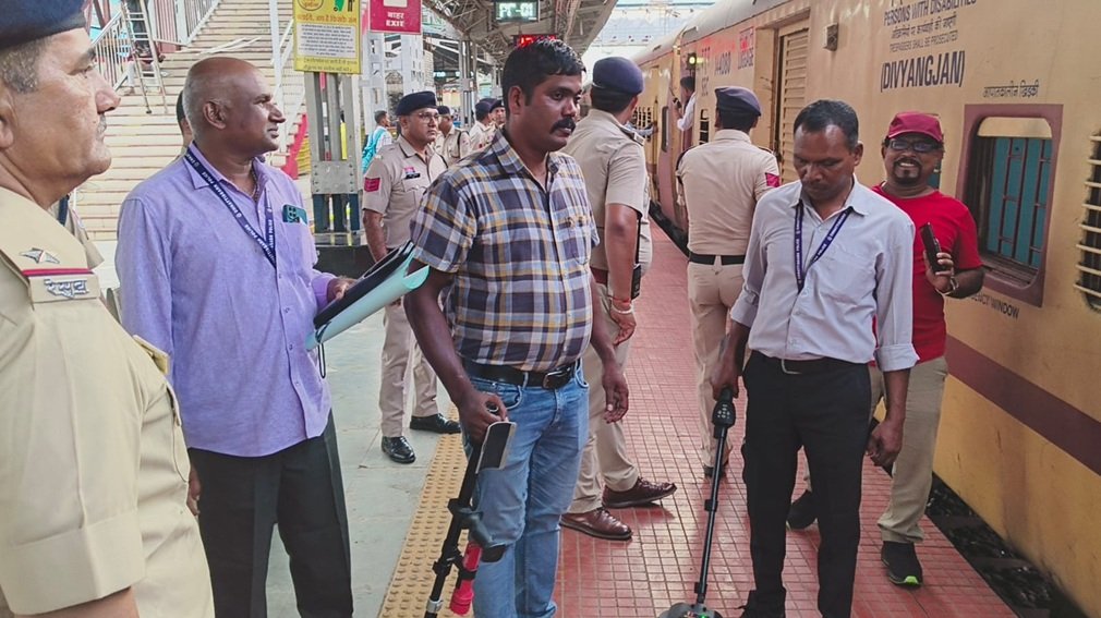 ’Rajnandgaon News: नवरात्रि पर्व को मद्देनजर रखते हुए भीड़ एवं आपातकालीन स्थिति को लेकर डोंगरगढ़ रेलवे स्टेशन में किया गया मॉक ड्रील’