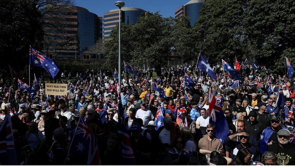 cricket news : ऑस्ट्रेलिया में प्रवासियों के खिलाफ सड़कों पर उतरे हजारों लोग, कई शहरों में भारी विरोध प्रदर्शन