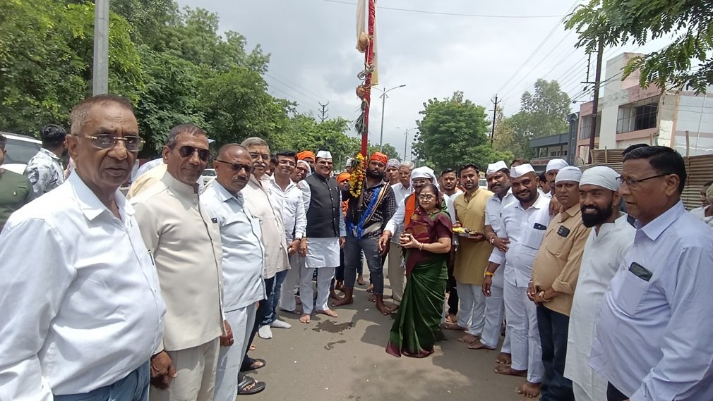 Burhanpur News : बुरहानपुर सांसद कार्यालय में वाल्मीकि समाज का छड़ी पूजन, भजनों व महाप्रसादी के साथ मनाया गया धार्मिक आयोजन