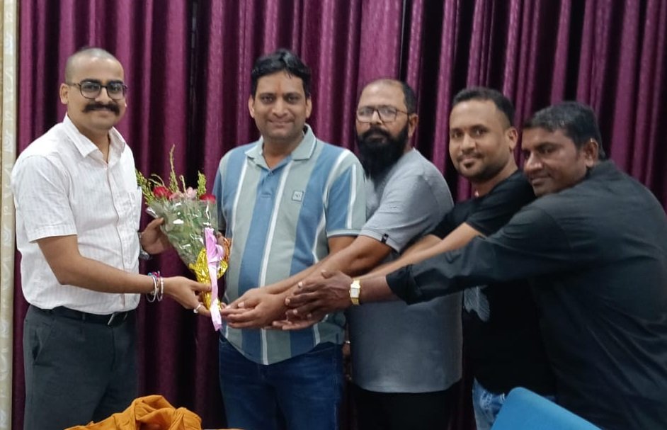 CG NEWS : नए SDM दुर्गा प्रसाद से पत्रकारों की मुलाकात, स्कूलों के बाहर स्पीड कंट्रोल की मांग