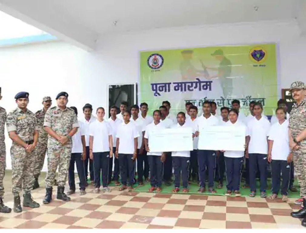 Bijapur News : 81 लाख के 20 इनामी समेत 30 नक्सलियों ने किया आत्मसमर्पण, बीजापुर में 2024 से अब तक 496 नक्सली हुए आत्मसमर्पण