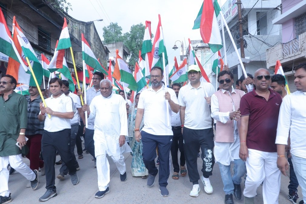 Mungeli News : हर घर तिरंगा: देशभक्ति के रंग में रंगा मुंगेली, तिरंगा यात्रा में उमड़ा जनसैलाब, 125 मीटर तिरंगे के साथ दिखी अद्भुत एकता