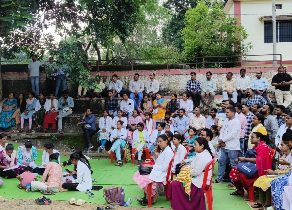 Mungeli News : मुंगेली में एनएचएम कर्मचारियों की अनिश्चितकालीन हड़ताल, जिला अस्पताल और आयुष्मान आरोग्य केंद्रों में सेवाएं ठप