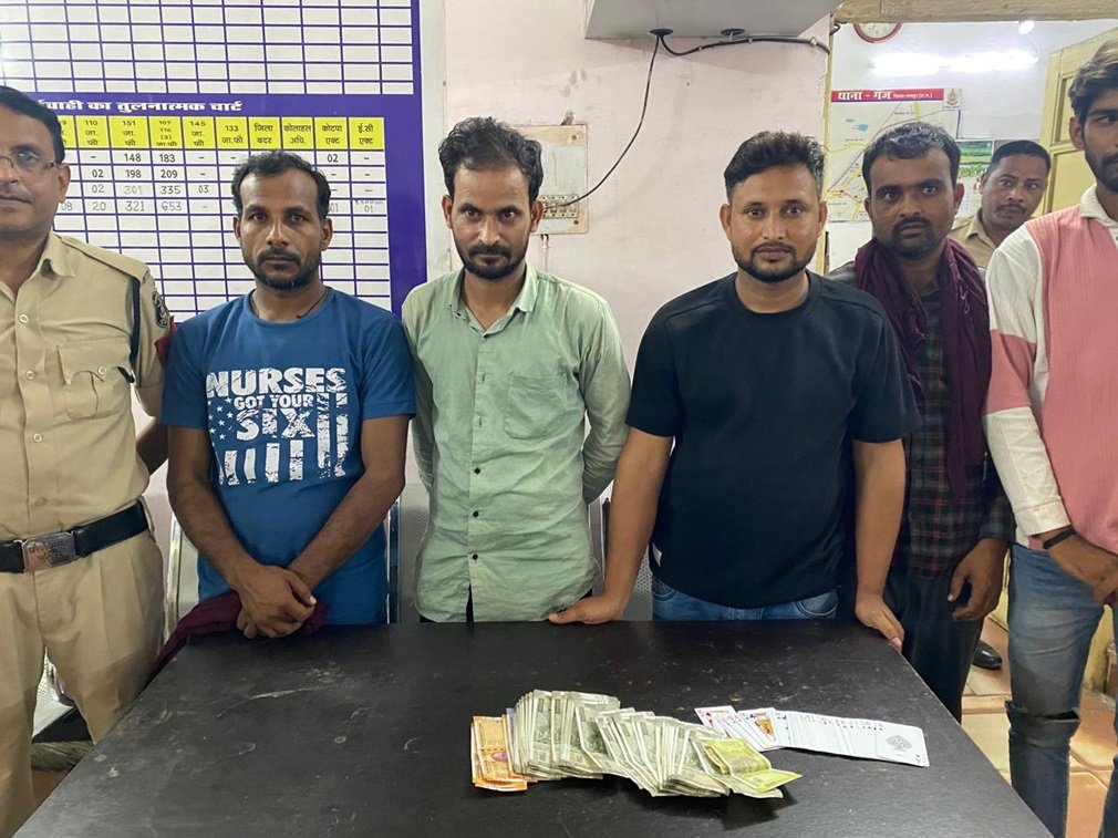 Raipur Crime : पुलिस की रेड, जुआ खेलते 5 आरोपी गिरफ्तार, 32,540 नगद और ताशपत्तियां जब्त, गंज थाना पुलिस की कार्रवाई