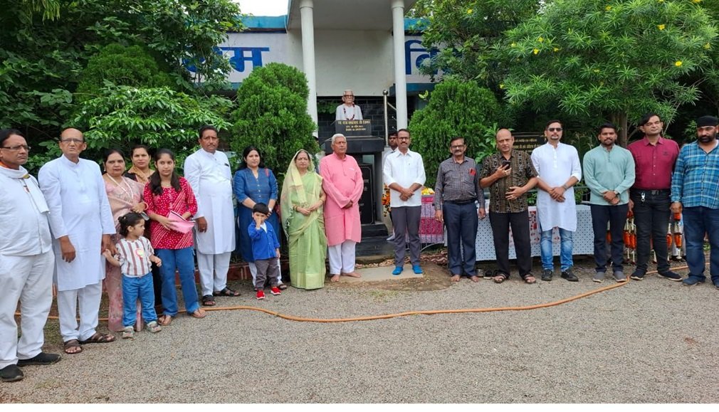 CG NEWS : खरोरा: स्कूल संस्थापक स्व. रामप्रसाद देवांगन की पुण्यतिथि पर भावपूर्ण श्रद्धांजलि समारोह