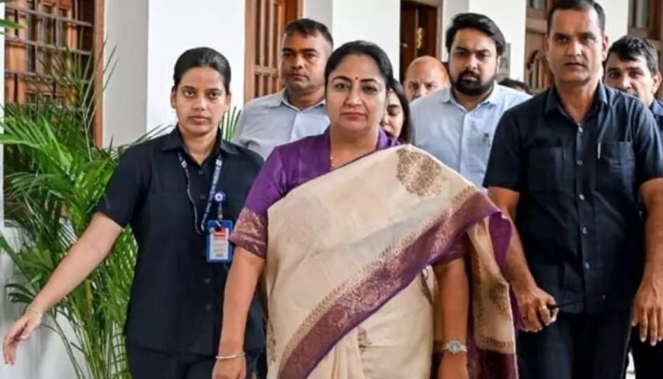 Big Breaking : जनसुनवाई के दौरान CM रेखा गुप्ता पर हमला…..