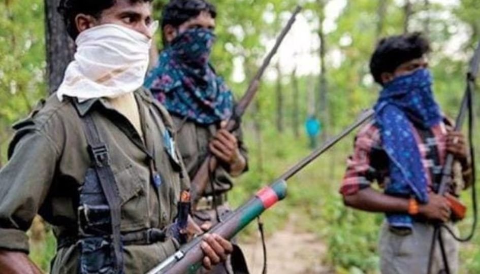 Bijapur News : ग्रामीण की हत्या कर लाश पेड़ से टांगा, पास में लगाया बैनर….