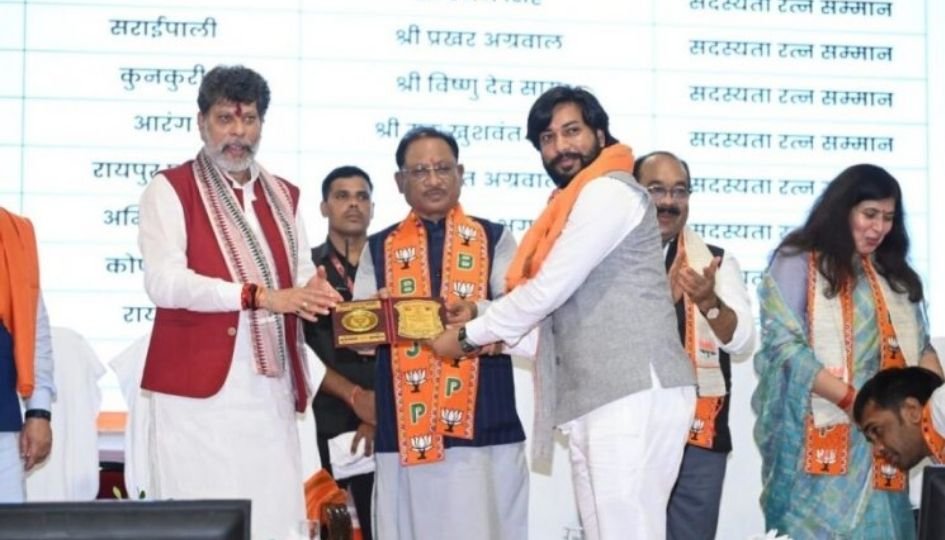 CG Breaking : आरंग विधायक खुशवंत साहेब के समर्थन में जुटे समर्थकों का उमड़ा जनसैलाब……