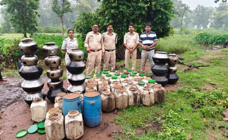 CG NEWS : कबीरधाम में आबकारी विभाग की बड़ी कार्रवाई : 105 लीटर शराब जब्त, 840 किलो महुआ लाहन नष्ट