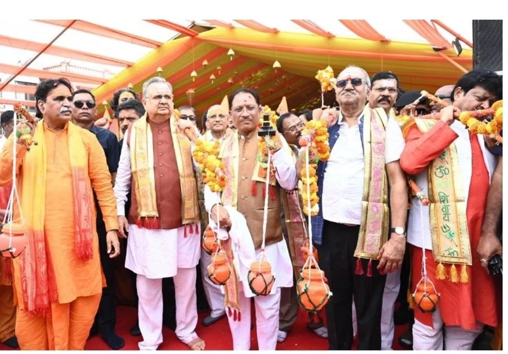 CG News: गुढ़ियारी में भव्य कांवड़ यात्रा, सावन में कांवड़िया बने सीएम विष्णुदेव साय, भोलेनाथ का किया रुद्राभिषेक