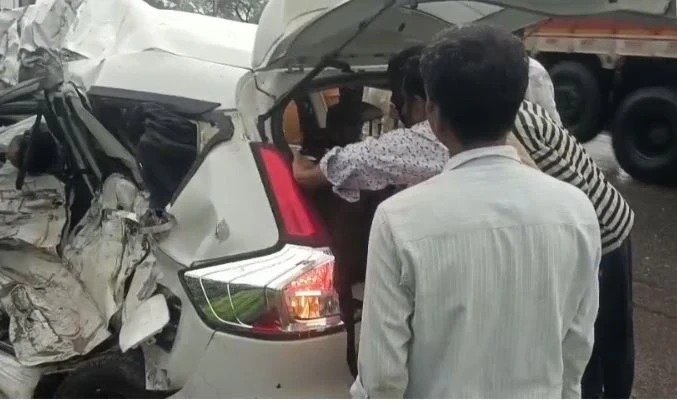 CG Accident: भीषण सड़क हादसा, कार-ट्रक टक्कर में 6 युवकों की मौत, 1 गंभीर, इंदौर से जगन्नाथपुरी जाते समय हुआ हादसा