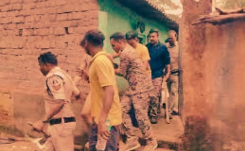 Jashpur News : बेटे ने मां को कुल्हाड़ी से काटा, फिर लाश के पास बैठकर गाता रहा गाना