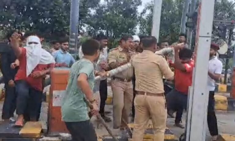 मेरठ टोल प्लाजा पर जवान से मारपीट पर ग्रामीणों का बवाल, तोड़फोड़ और धरना