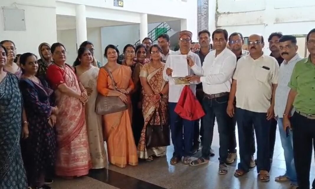 ट्राइबल टीचर वेलफेयर एसोसिएशन ने कलेक्टर को सौंपा आठ सूत्रीय ज्ञापन