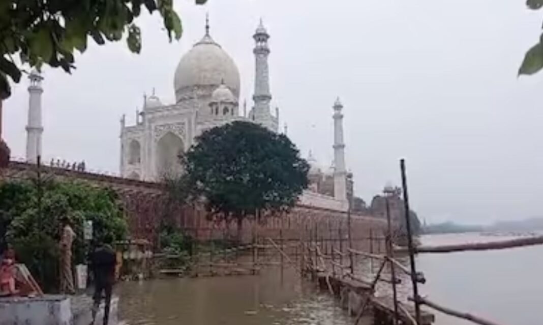 45 साल में पहली बार : ताजमहल के पास पहुंचा यमुना का उफान, प्रशासन अलर्ट