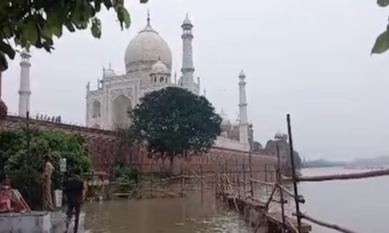 45 साल में पहली बार : ताजमहल के पास पहुंचा यमुना का उफान, प्रशासन अलर्ट