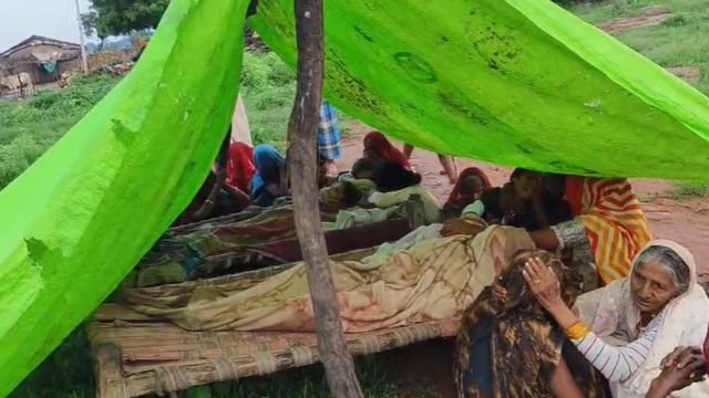 MP News : रीवा जिले में खदान में नहाने गए दो बच्चों की मौत, ग्रामीणों ने खदान से निकाला शव